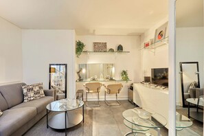 Smart TV - Duplex Private Garden Heart 15 Paris district (Paris)