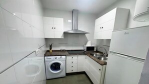 Fridge, microwave, stovetop, dishwasher - Comfortable Conil Apartment by the Beach (Conil de la Frontera)