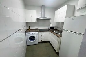Fridge, microwave, stovetop, dishwasher - Comfortable Conil Apartment by the Beach (Conil de la Frontera)