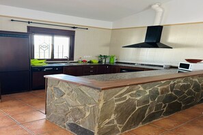 Fridge, microwave, oven, stovetop - Charming Rural House with Pool in Conil (Conil de la Frontera)