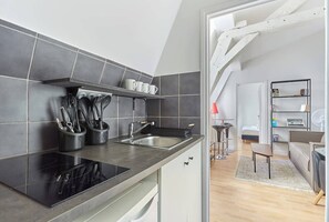 Fridge, microwave, stovetop, coffee/tea maker - Charming 1 bedroom flat Heart of Marais (Paris)