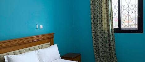 3 bedrooms, iron/ironing board, internet, bed sheets