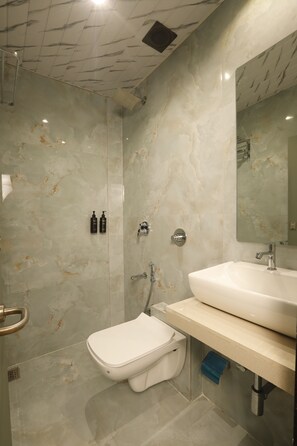 Habitación básica doble, vista a la ciudad | Baño | Regadera, amenidades de baño gratuitas, toallas, jabón 