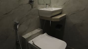 基本雙人房, 城市景 | 浴室 | 淋浴設備、免費梳洗用品、提供毛巾、番梘