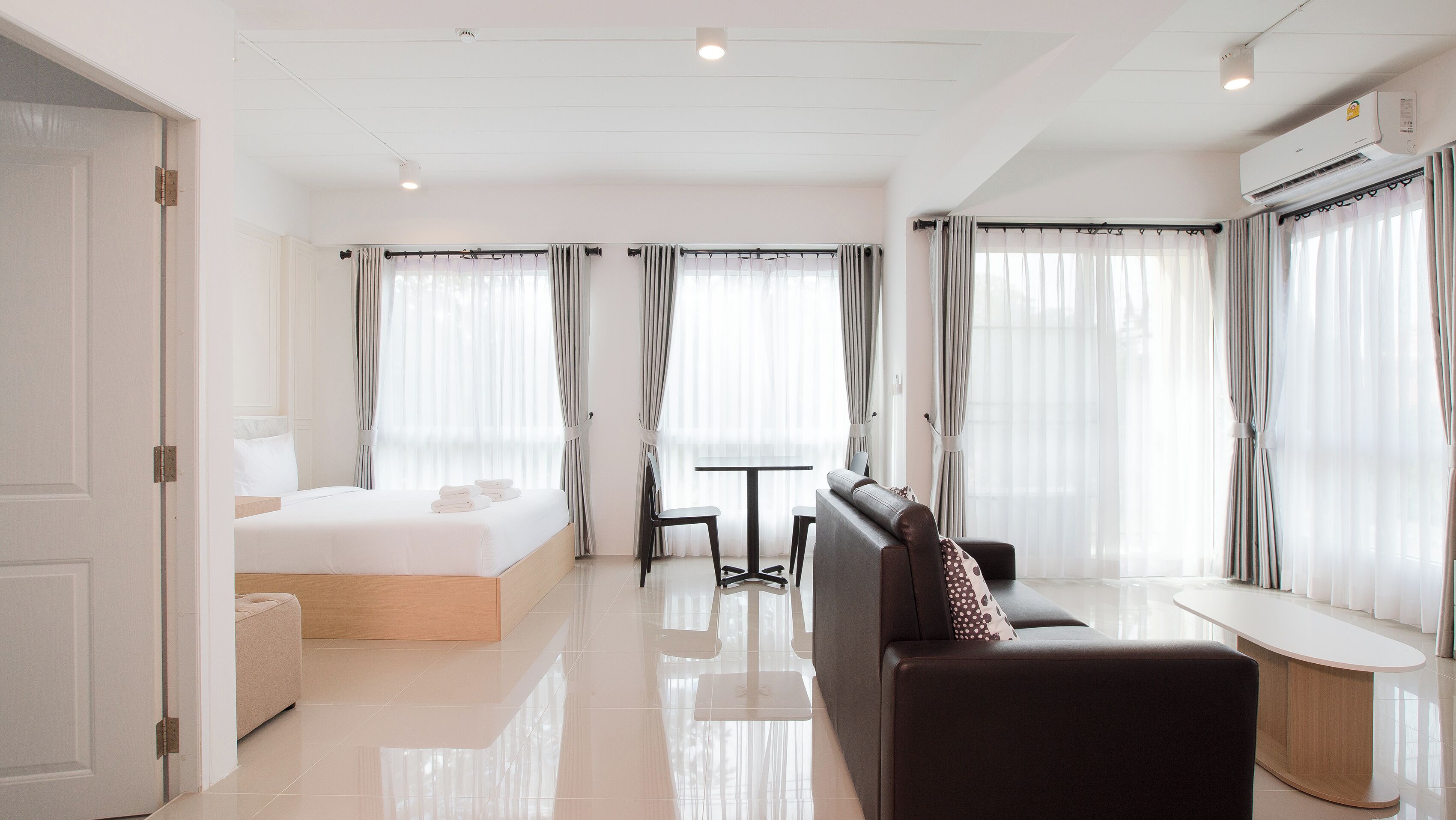 Luxury Premier Room | In-room safe, blackout drapes, free WiFi, bed sheets