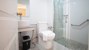 Superior Premier Room | Bathroom | Shower, rainfall showerhead, hair dryer, towels - B2 Khao Yai Premier Hotel (Pak Chong)