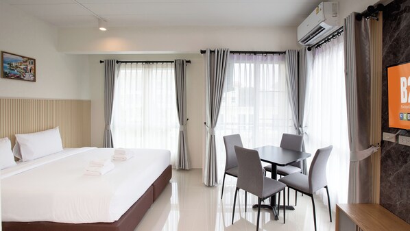 Family Room | In-room safe, blackout drapes, free WiFi, bed sheets - B2 Khao Yai Premier Hotel (Pak Chong)