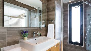 Doccia, asciugacapelli, asciugamani, carta igienica