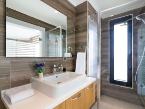 Doccia, asciugacapelli, asciugamani, carta igienica