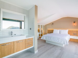 セーフティボックス (室内)、防音設備、アイロン / アイロン台、WiFi (無料)