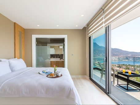 In-room safe, soundproofing, iron/ironing board, free WiFi