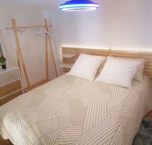 Tabla de planchar con plancha, wifi y ropa de cama 