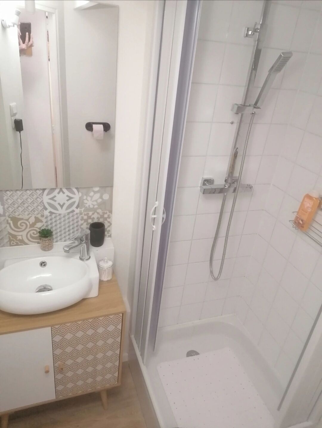 Douche, sèche-cheveux, serviettes fournies, savon