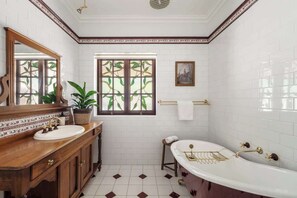 Sèche-cheveux, serviettes fournies, papier toilette