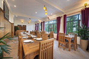 Sarapan prasmanan setiap hari (INR 1000 per orang)