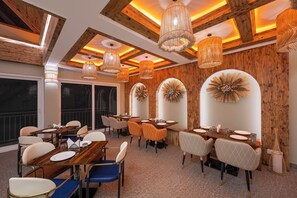 Se ofrece un desayuno bufé (1000 INR por persona)