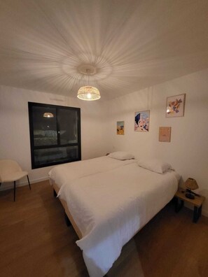 Tabla de planchar con plancha, wifi y ropa de cama 