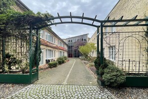 المنطقة المحيطة بالمنشأة