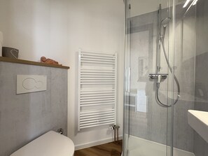 Douche, sèche-cheveux
