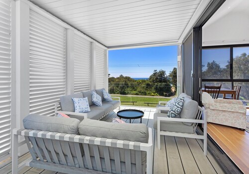 Just listed - Beachside - 5 bedroom - 1 min walk to beach - 1 & 3/4hrs Sydney