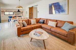 TV - Toby`s Cottage - Home from Home Across from Beach (Quindalup)