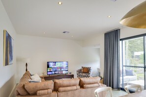 TV - Toby`s Cottage - Home from Home Across from Beach (Quindalup)