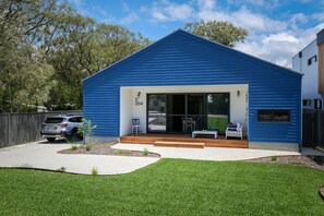 Exterior - Toby`s Cottage - Home from Home Across from Beach (Quindalup)
