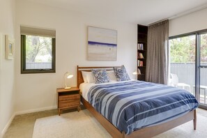 Desk, iron/ironing board, travel cot, WiFi - Toby`s Cottage - Home from Home Across from Beach (Quindalup)