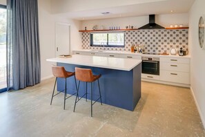 Fridge, microwave, oven, stovetop - Toby`s Cottage - Home from Home Across from Beach (Quindalup)