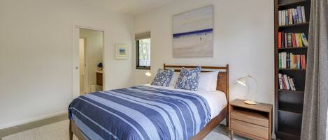 Schreibtisch, Bügeleisen/Bügelbrett, Reisekinderbett, WLAN