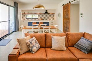 TV - Toby`s Cottage - Home from Home Across from Beach (Quindalup)