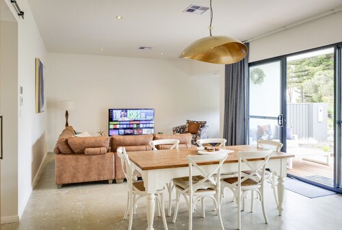 Toby`s Cottage - Home from Home Across from Beach