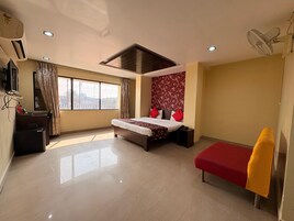 Superior Room | Desk