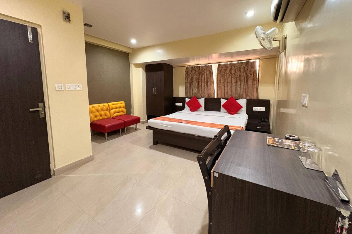 Deluxe Room | Desk
