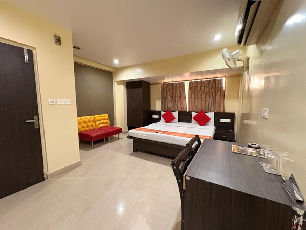 Deluxe Room | Desk - Hotel Welfare Club (Bhilai)