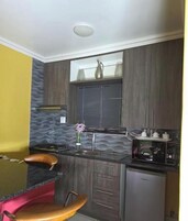 舒适双人房 | 私人厨房 | 迷你冰箱、微波炉、炉灶