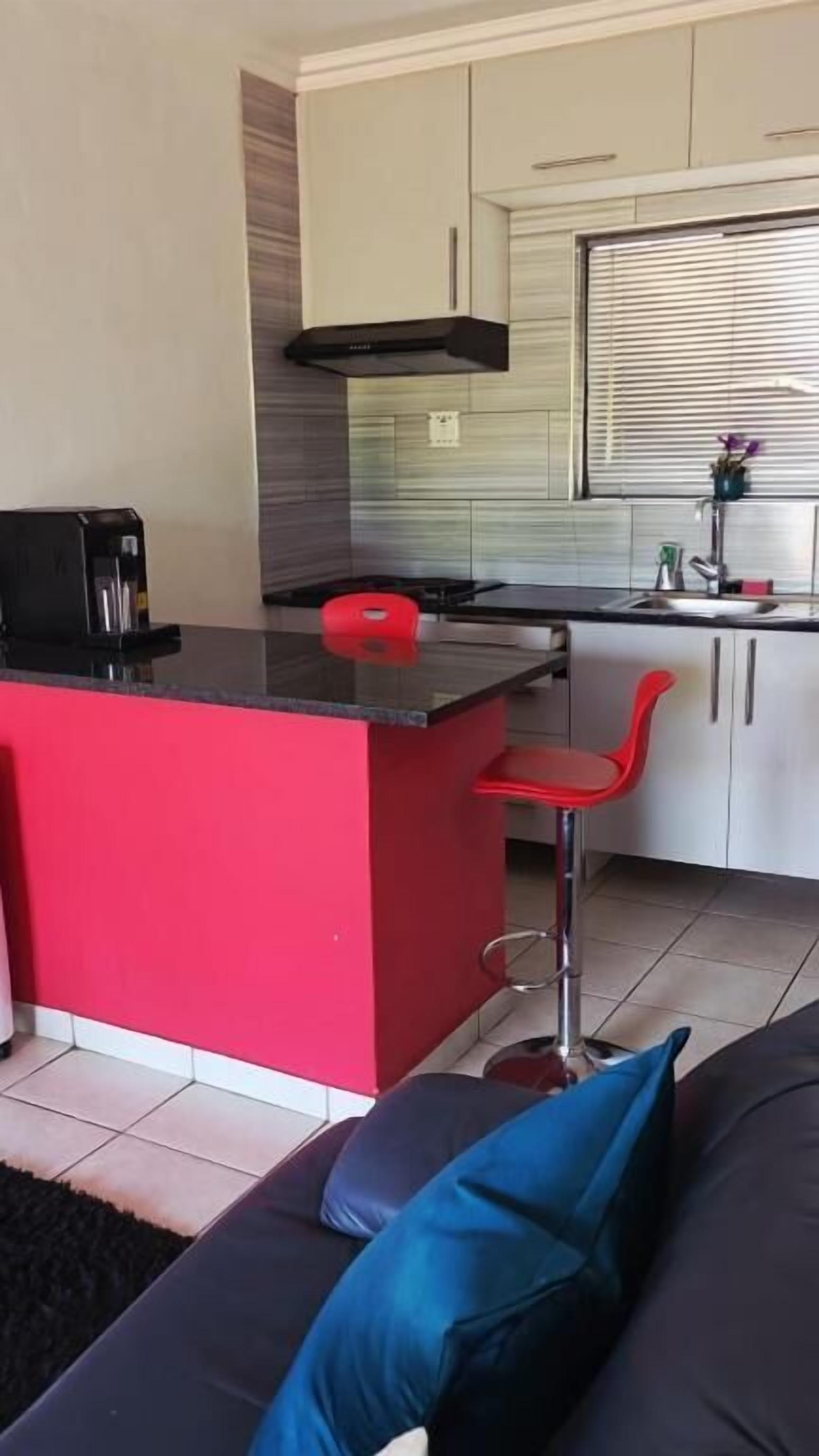 Frigobar, microondas, placa de cocina