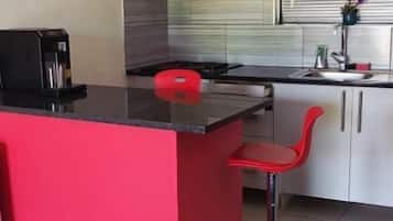 Dapur pribadi | Lemari es kecil, microwave, dan kompor