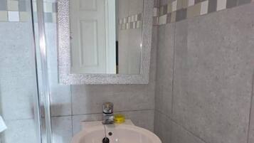 Quarto casal | Banheiro | Chuveiro, produtos de toalete grátis, toalhas de banho, sabonete