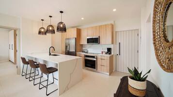 Réfrigérateur, micro-ondes, four, plaque de cuisson