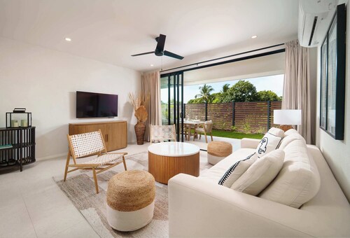 NEW LUX 2BR, Walk to Beach! Sky Pool Deck