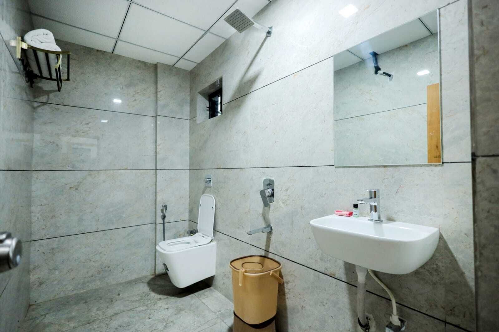 Regadera, amenidades de baño gratuitas, toallas, jabón 