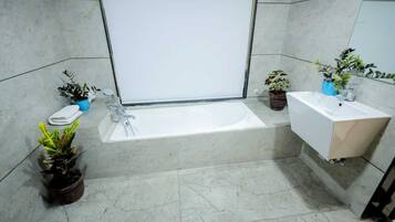 Chambre Présidentielle, vue ville | Salle de bain