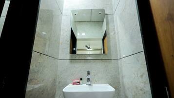 Ducha, artículos de higiene personal gratuitos, toallas y jabón