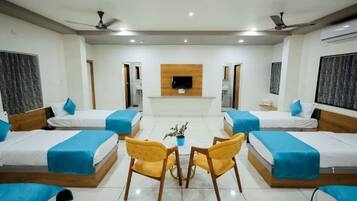 Habitación familiar, vistas a la ciudad | Escritorio y wifi gratis