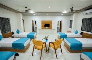 Habitación familiar, vistas a la ciudad | Escritorio y wifi gratis