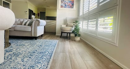 Southern Sky Villa| Peaceful 2BR/ Wifi/ Netflix/ Shops/ Parks/ Ingleburn