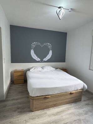 Escritorio, tabla de planchar con plancha, cuna de viaje y wifi gratis