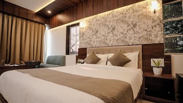 Executive kamer, uitzicht op de stad | Een bureau, een laptopwerkplek, gratis wifi