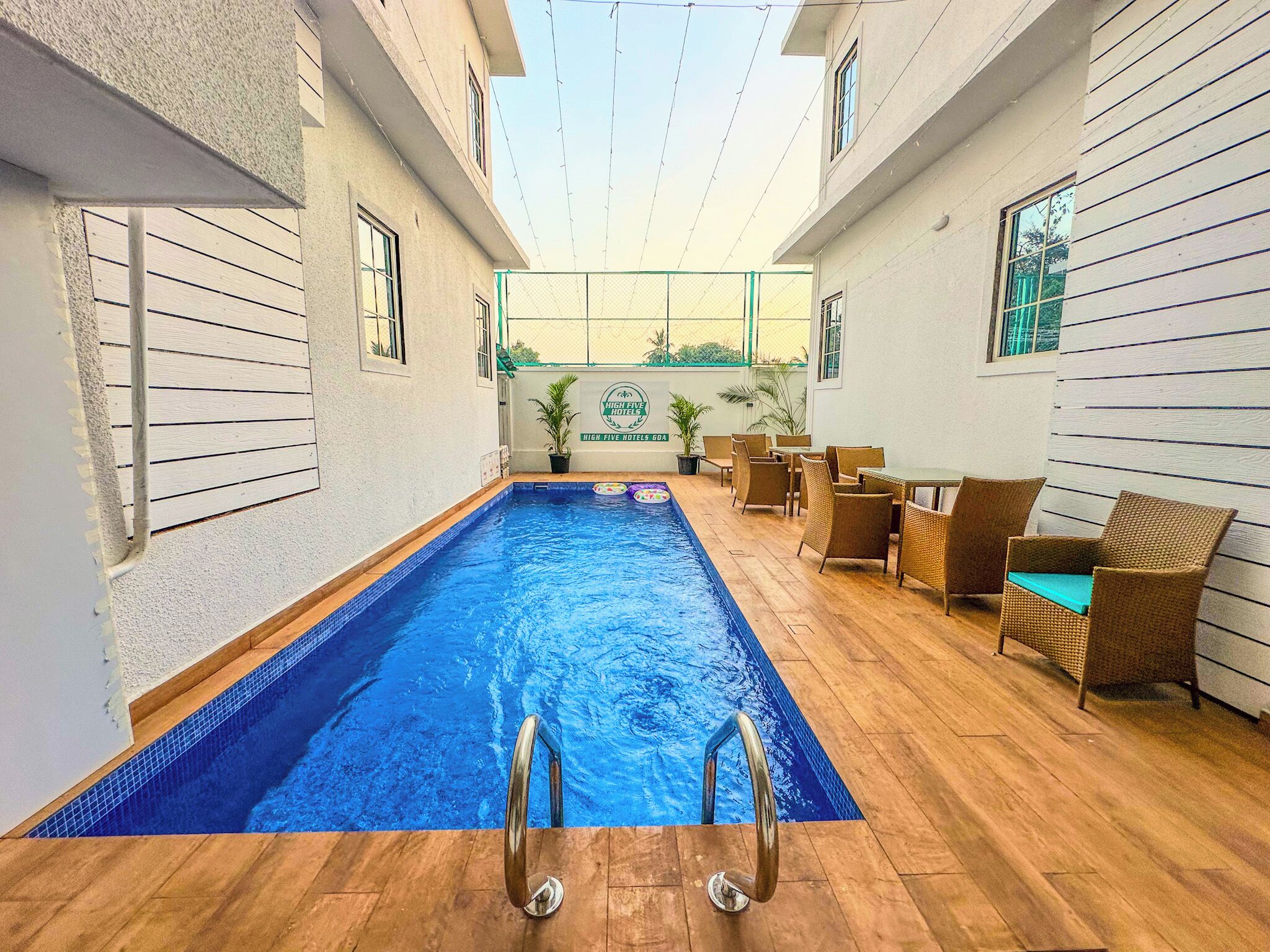 Una piscina al aire libre